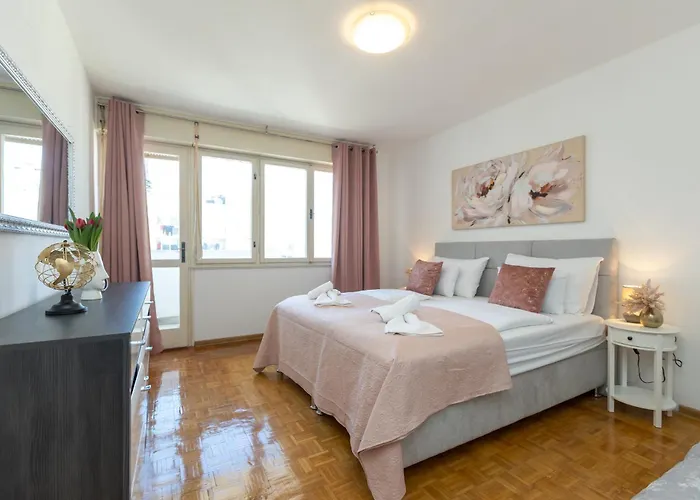 Frane 2Br Aparment Near Old Town
